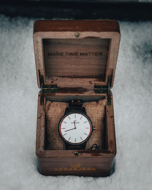 Minimalist Wooden Watch: Timekeeping in Simplicity